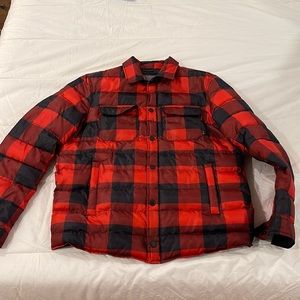 Bass Outdoor Mens Médium Plaid mid weight puffer jacket.
